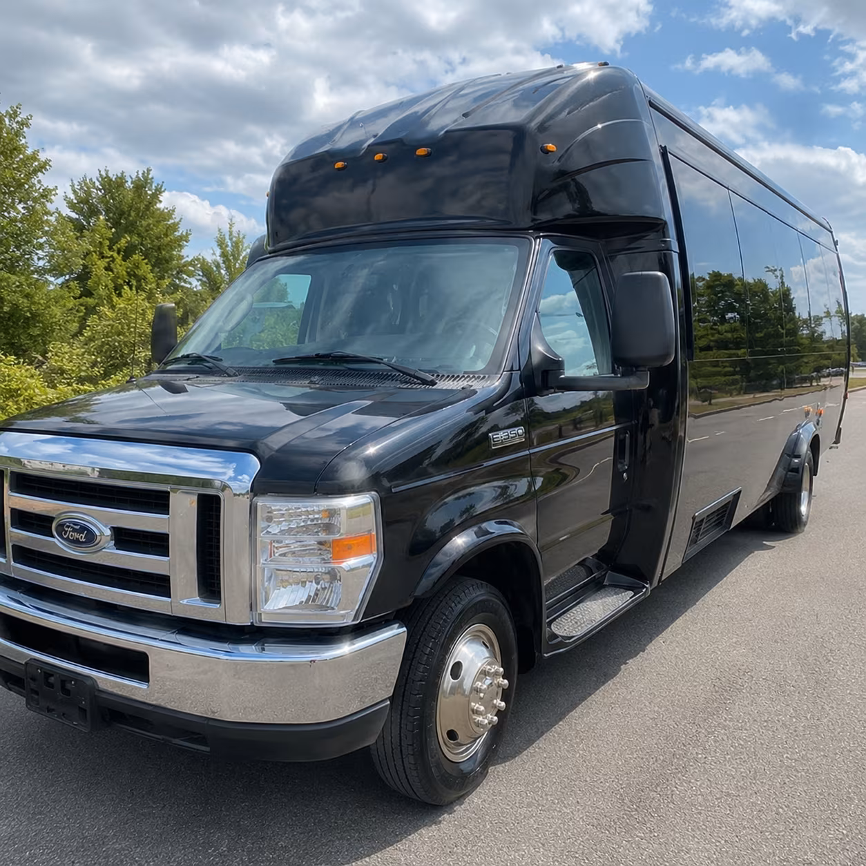 Murfreesboro Birthday, Sweet 16, & Quinceañera Transportation party bus exterior