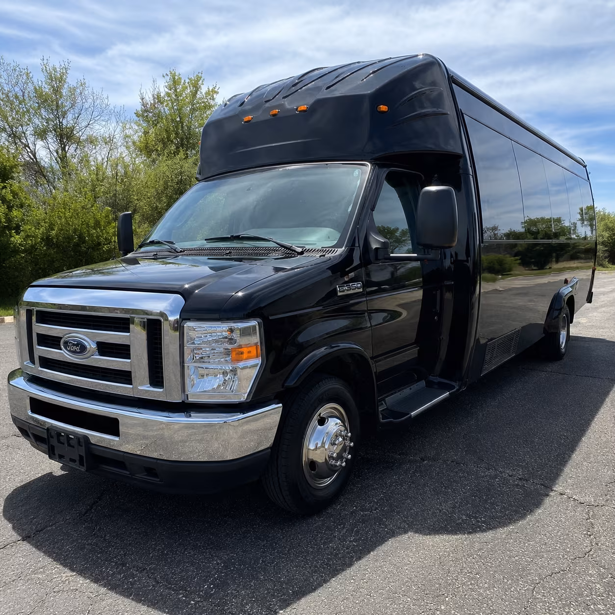 Murfreesboro Winery Tour & Pub Crawl Transportation party bus exterior
