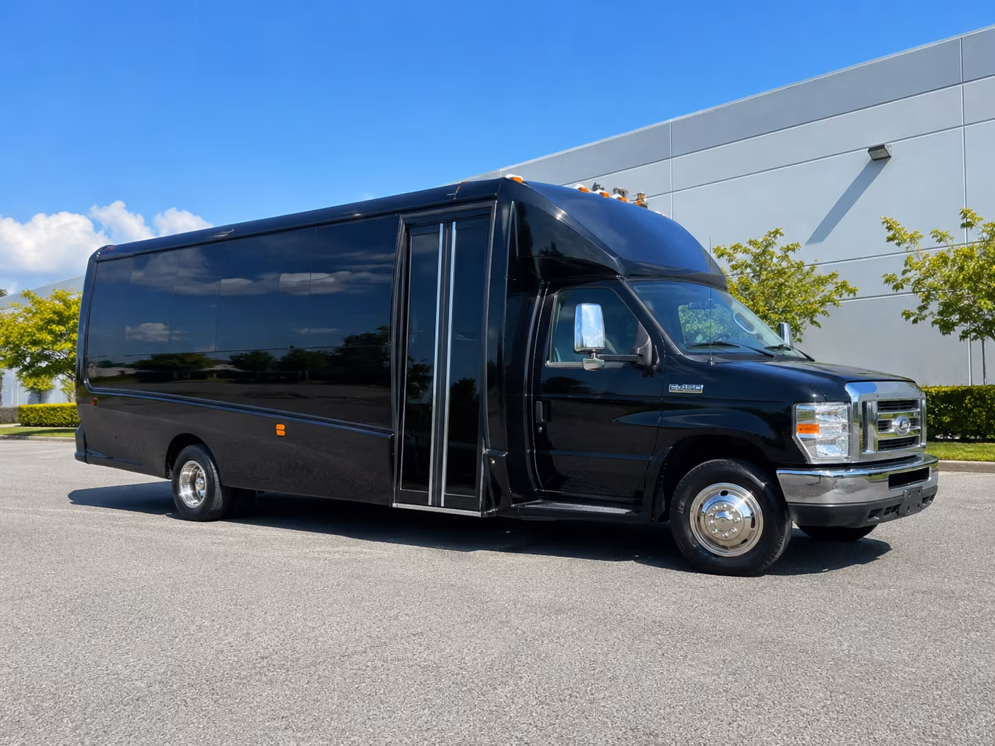 Murfreesboro Winery Tour & Pub Crawl Transportation party bus exterior
